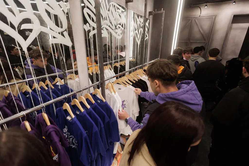 Locura en la inauguraci n de una tienda en Granada en la que Saiko